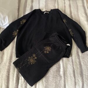 Novella royal selling as a set